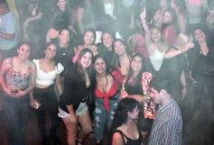 Foto de la galería: Con la pista prendida, los noventosos tuvieron otra noche de fiesta en la ciudad capital