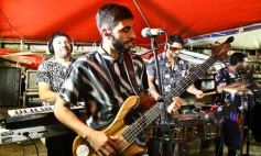 Foto de la galería: Guaraní y Crucero coparon la cancha con un clásico solidario en Villa Sarita