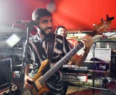 Foto de la galería: Guaraní y Crucero coparon la cancha con un clásico solidario en Villa Sarita