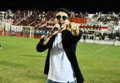 Foto de la galería: Guaraní y Crucero coparon la cancha con un clásico solidario en Villa Sarita