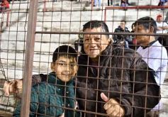 Foto de la galería: Guaraní y Crucero coparon la cancha con un clásico solidario en Villa Sarita