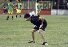 Foto de la galería: Guaraní y Crucero coparon la cancha con un clásico solidario en Villa Sarita
