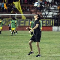 Foto de la galería: Guaraní y Crucero coparon la cancha con un clásico solidario en Villa Sarita