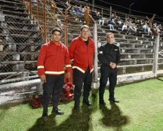 Foto de la galería: Guaraní y Crucero coparon la cancha con un clásico solidario en Villa Sarita