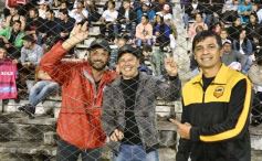Foto de la galería: Guaraní y Crucero coparon la cancha con un clásico solidario en Villa Sarita