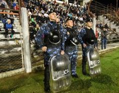 Foto de la galería: Guaraní y Crucero coparon la cancha con un clásico solidario en Villa Sarita