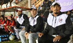 Foto de la galería: Guaraní y Crucero coparon la cancha con un clásico solidario en Villa Sarita