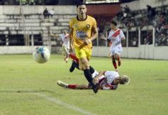 Foto de la galería: Guaraní y Crucero coparon la cancha con un clásico solidario en Villa Sarita
