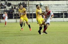 Foto de la galería: Guaraní y Crucero coparon la cancha con un clásico solidario en Villa Sarita