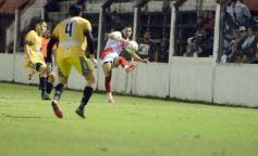 Foto de la galería: Guaraní y Crucero coparon la cancha con un clásico solidario en Villa Sarita