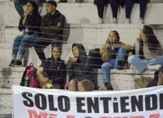 Foto de la galería: Guaraní y Crucero coparon la cancha con un clásico solidario en Villa Sarita