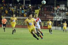 Foto de la galería: Guaraní y Crucero coparon la cancha con un clásico solidario en Villa Sarita