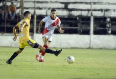 Foto de la galería: Guaraní y Crucero coparon la cancha con un clásico solidario en Villa Sarita