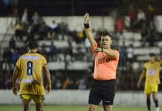 Foto de la galería: Guaraní y Crucero coparon la cancha con un clásico solidario en Villa Sarita