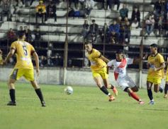 Foto de la galería: Guaraní y Crucero coparon la cancha con un clásico solidario en Villa Sarita