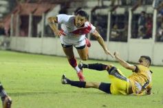 Foto de la galería: Guaraní y Crucero coparon la cancha con un clásico solidario en Villa Sarita