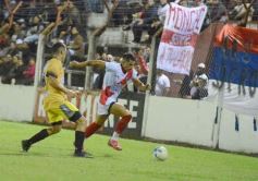 Foto de la galería: Guaraní y Crucero coparon la cancha con un clásico solidario en Villa Sarita