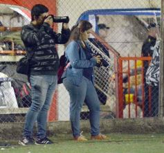 Foto de la galería: Guaraní y Crucero coparon la cancha con un clásico solidario en Villa Sarita