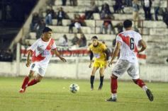 Foto de la galería: Guaraní y Crucero coparon la cancha con un clásico solidario en Villa Sarita