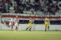 Foto de la galería: Guaraní y Crucero coparon la cancha con un clásico solidario en Villa Sarita