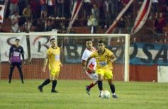 Foto de la galería: Guaraní y Crucero coparon la cancha con un clásico solidario en Villa Sarita