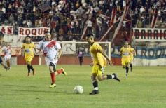 Foto de la galería: Guaraní y Crucero coparon la cancha con un clásico solidario en Villa Sarita