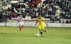 Foto de la galería: Guaraní y Crucero coparon la cancha con un clásico solidario en Villa Sarita