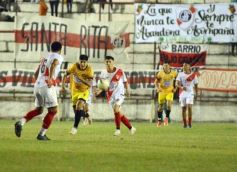 Foto de la galería: Guaraní y Crucero coparon la cancha con un clásico solidario en Villa Sarita