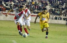 Foto de la galería: Guaraní y Crucero coparon la cancha con un clásico solidario en Villa Sarita