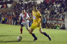 Foto de la galería: Guaraní y Crucero coparon la cancha con un clásico solidario en Villa Sarita