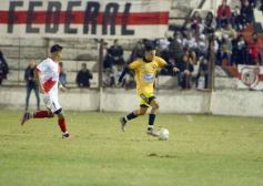 Foto de la galería: Guaraní y Crucero coparon la cancha con un clásico solidario en Villa Sarita