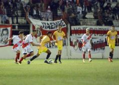 Foto de la galería: Guaraní y Crucero coparon la cancha con un clásico solidario en Villa Sarita