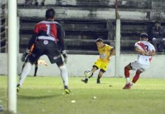 Foto de la galería: Guaraní y Crucero coparon la cancha con un clásico solidario en Villa Sarita