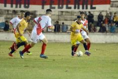 Foto de la galería: Guaraní y Crucero coparon la cancha con un clásico solidario en Villa Sarita