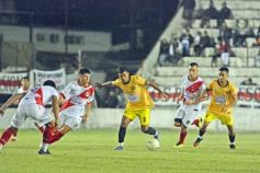 Foto de la galería: Guaraní y Crucero coparon la cancha con un clásico solidario en Villa Sarita