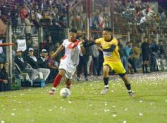 Foto de la galería: Guaraní y Crucero coparon la cancha con un clásico solidario en Villa Sarita