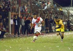 Foto de la galería: Guaraní y Crucero coparon la cancha con un clásico solidario en Villa Sarita