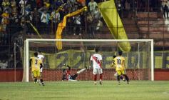 Foto de la galería: Guaraní y Crucero coparon la cancha con un clásico solidario en Villa Sarita