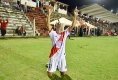 Foto de la galería: Guaraní y Crucero coparon la cancha con un clásico solidario en Villa Sarita