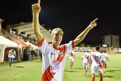 Foto de la galería: Guaraní y Crucero coparon la cancha con un clásico solidario en Villa Sarita