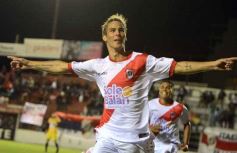 Foto de la galería: Guaraní y Crucero coparon la cancha con un clásico solidario en Villa Sarita