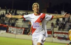 Foto de la galería: Guaraní y Crucero coparon la cancha con un clásico solidario en Villa Sarita