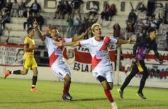 Foto de la galería: Guaraní y Crucero coparon la cancha con un clásico solidario en Villa Sarita