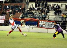 Foto de la galería: Guaraní y Crucero coparon la cancha con un clásico solidario en Villa Sarita