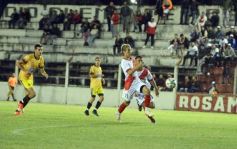 Foto de la galería: Guaraní y Crucero coparon la cancha con un clásico solidario en Villa Sarita