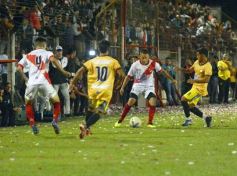 Foto de la galería: Guaraní y Crucero coparon la cancha con un clásico solidario en Villa Sarita