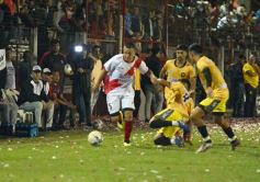 Foto de la galería: Guaraní y Crucero coparon la cancha con un clásico solidario en Villa Sarita