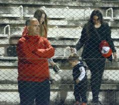 Foto de la galería: Guaraní y Crucero coparon la cancha con un clásico solidario en Villa Sarita