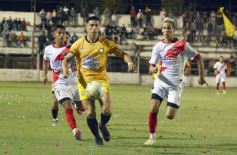 Foto de la galería: Guaraní y Crucero coparon la cancha con un clásico solidario en Villa Sarita