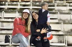 Foto de la galería: Guaraní y Crucero coparon la cancha con un clásico solidario en Villa Sarita